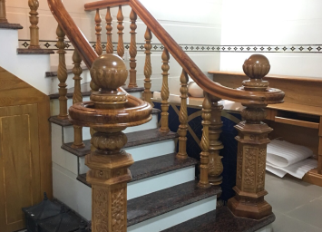 TAY VỊN CẦU THANG GỖ GIÁ RẺ TẠI BÌNH DƯƠNG