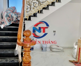 Cầu thang gỗ cổ điển trụ tròn Cầu thang gỗ cổ điển trụ tròn