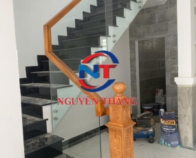 Cầu thang gỗ kính tay vịn vuông Cầu thang gỗ kính tay vịn vuông