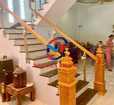 Cầu thang gỗ vuông trụ khối