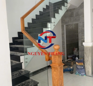 Cầu thang gỗ kính tay vịn vuông